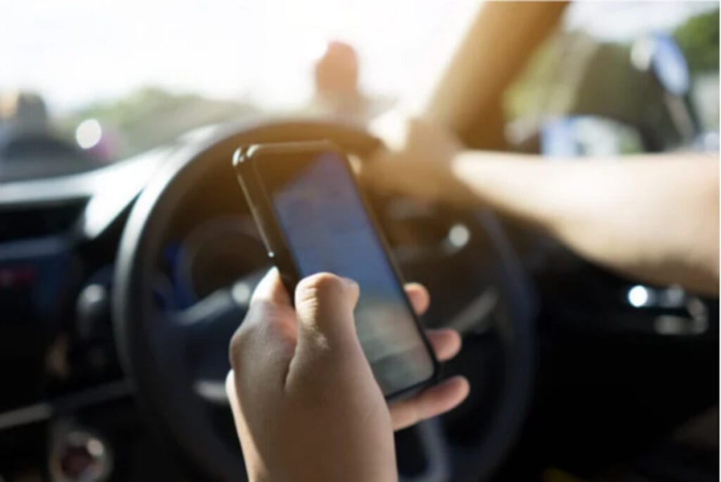 Uso do celular ao volante: números reais do impacto da distração na qualidade da condução