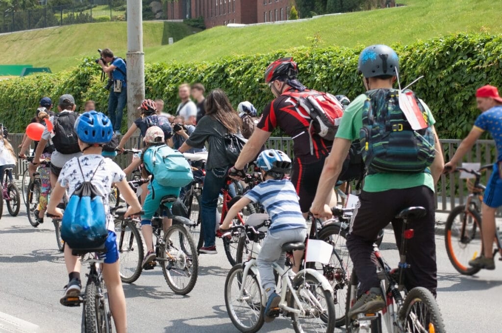 Como ensinar crianças a serem pedestres e ciclistas seguros