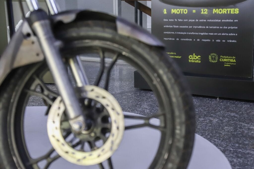 Campanha em Curitiba usa moto feita com peças de 12 veículos para alertar sobre mortes no trânsito