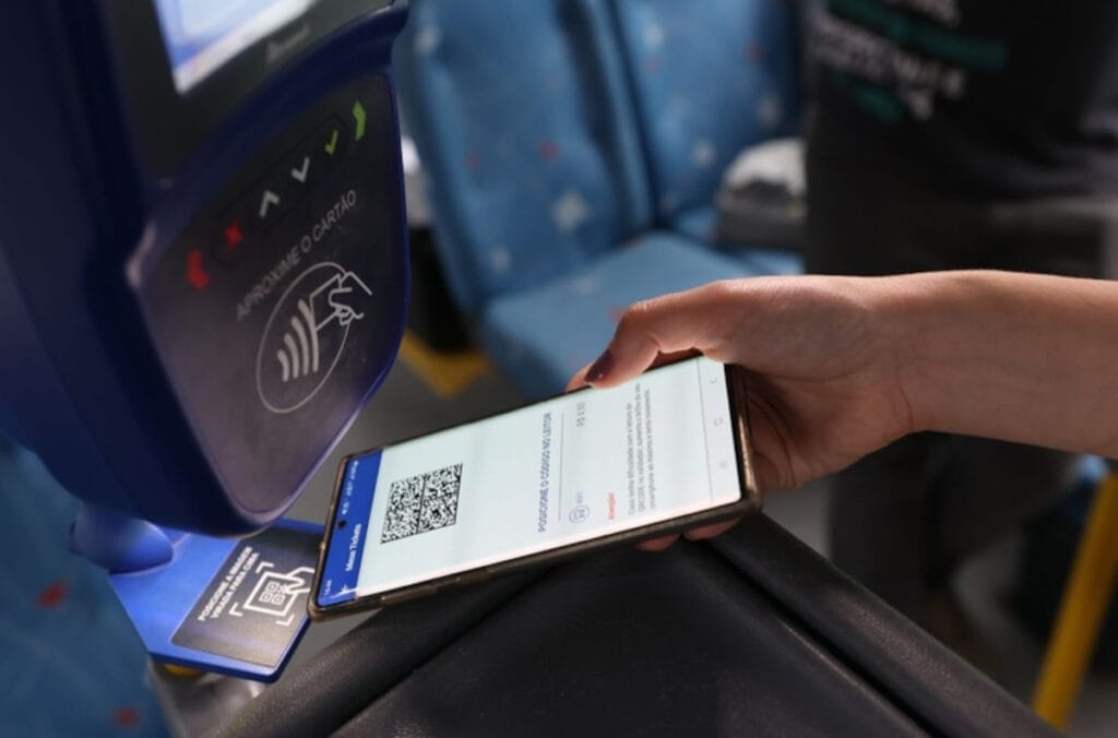 Do vale-transporte à biometria facial: o que mudou no transporte público em quase três décadas?