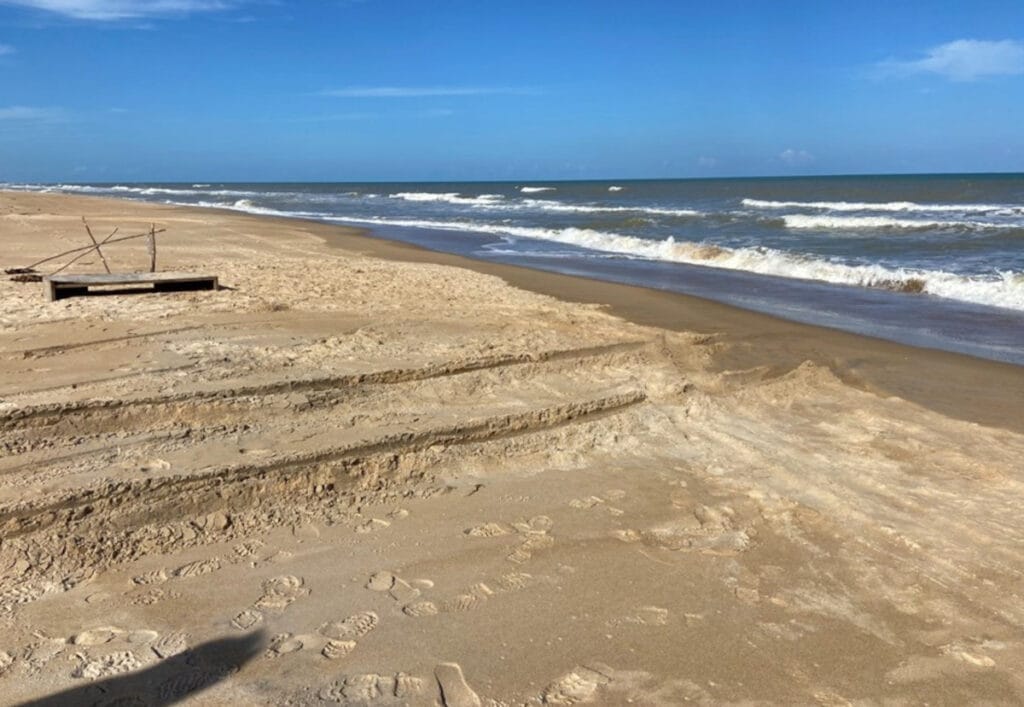 trânsito na areia da praia