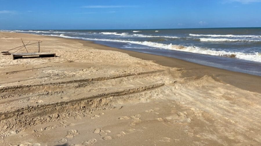 trânsito na areia da praia