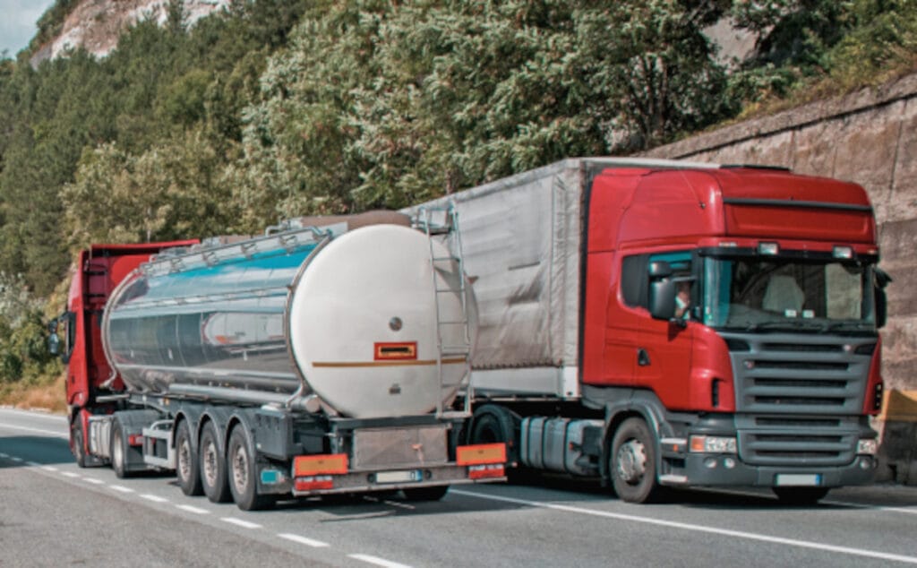 Treinamento constante e rigor regulatório mantêm o transporte de produtos perigosos entre os mais seguros do país