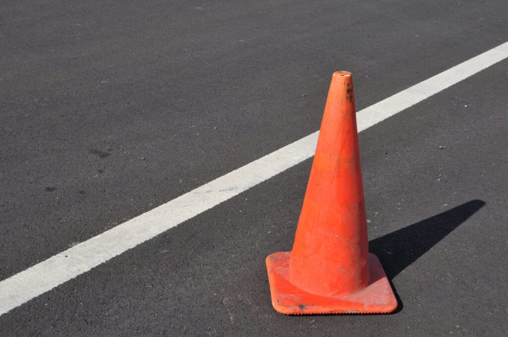 Vaga “reservada para cliente” na rua é legal? Entenda quando o comerciante pode — ou não — impedir o estacionamento