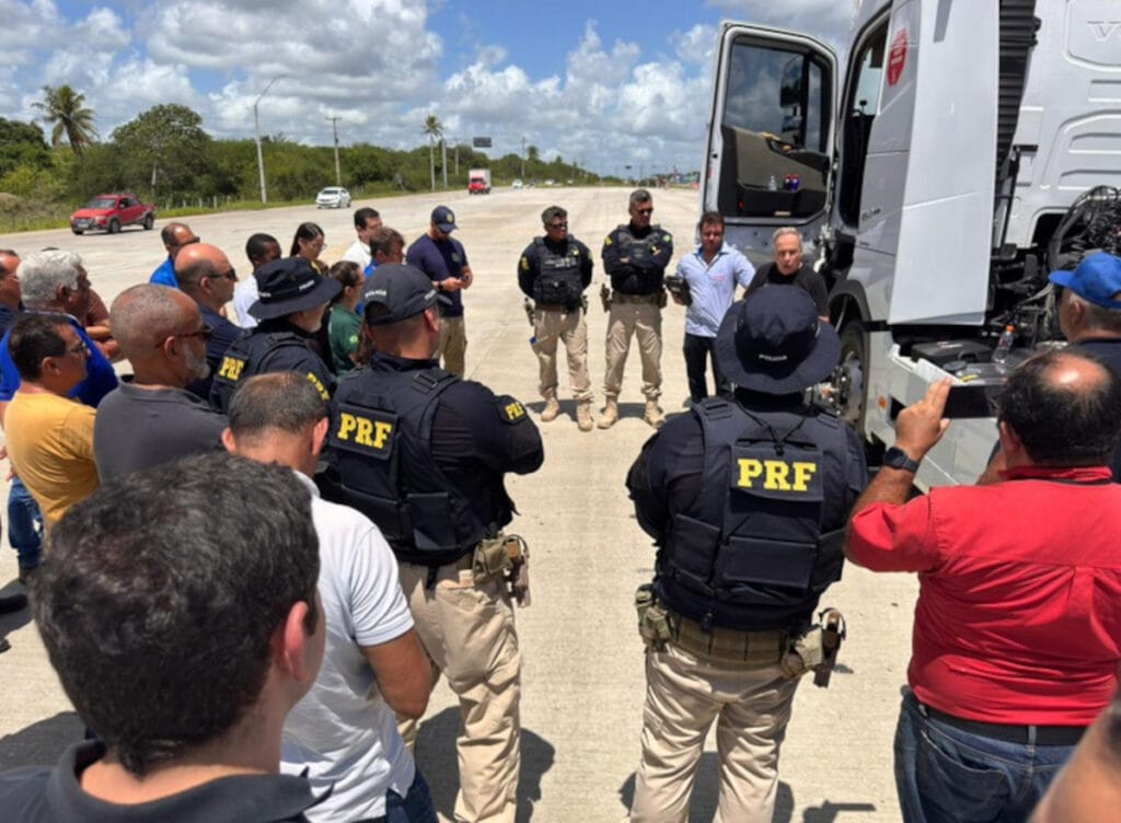 PRF alerta para irregularidades no uso do Arla 32 em caminhões e ônibus