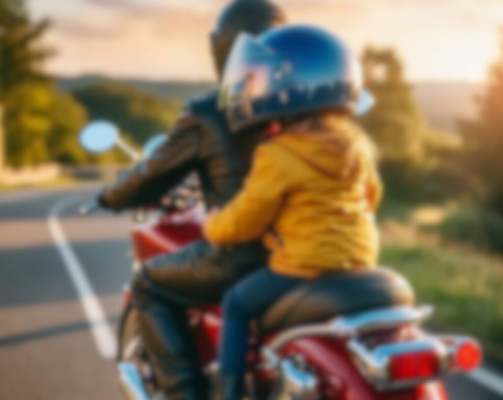 Projeto quer permitir transporte de crianças a partir de 5 anos em motos