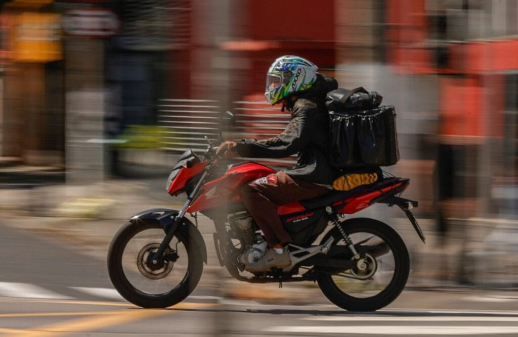 SP cria pacote que zera custos de cursos e provas para motociclistas e motoristas profissionais