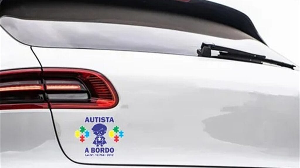 Lei cria selo para identificar carros que transportam pessoas com autismo