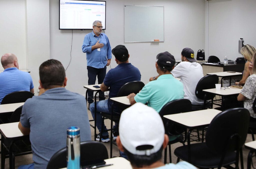 Curso de reciclagem da CNH vai mudar: mais horas de aula e fim do EaD gravado