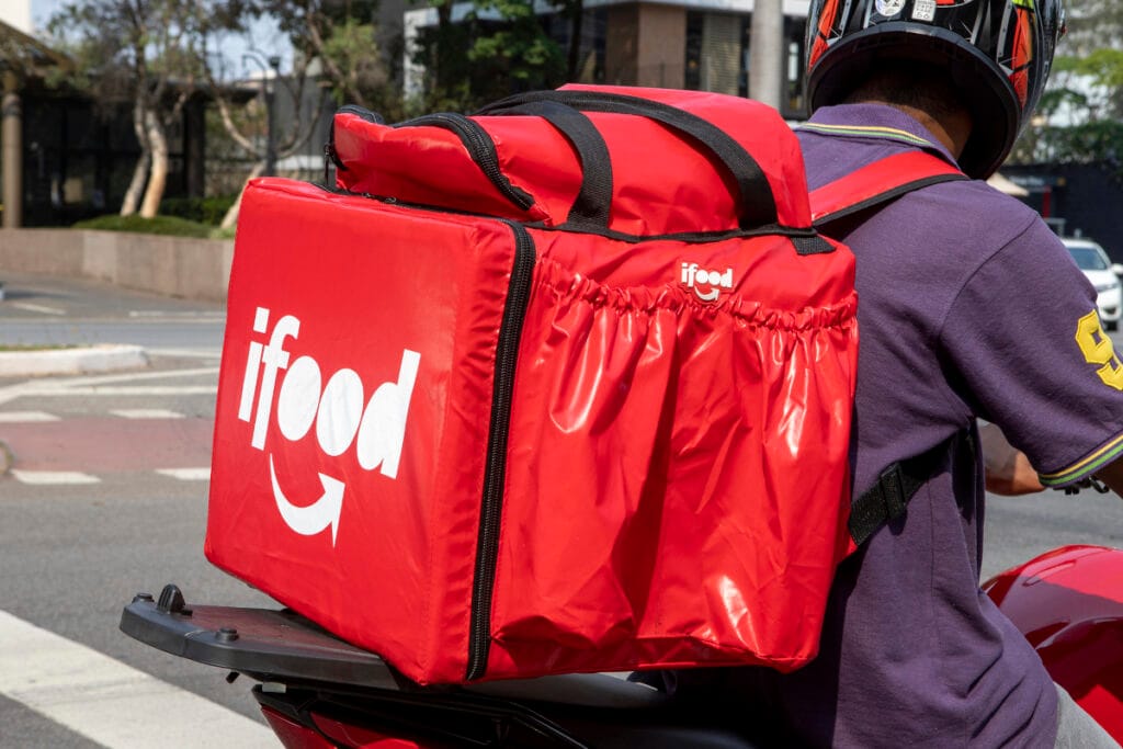 Entregadores por aplicativo recebem vacinação em campanha do Ministério da Saúde e iFood em São Paulo