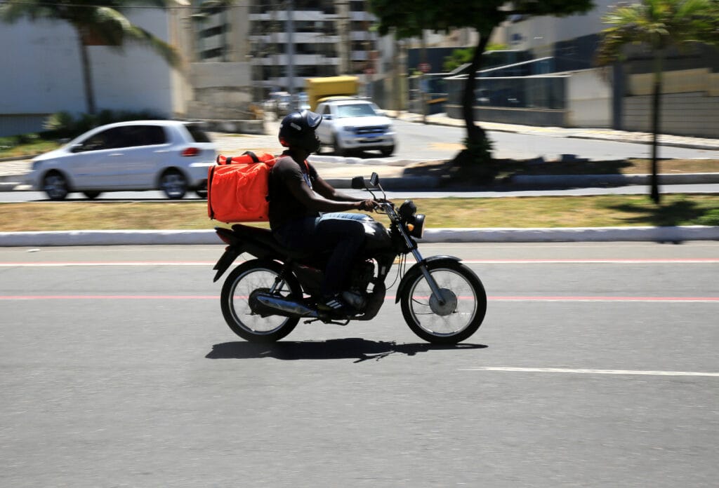 motociclista invisível
