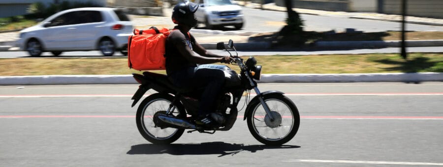 motociclista invisível