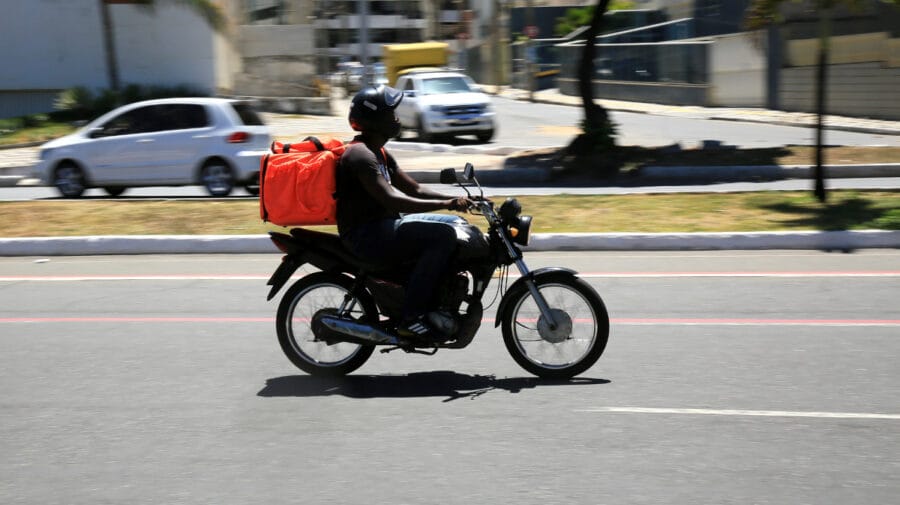 motociclista invisível