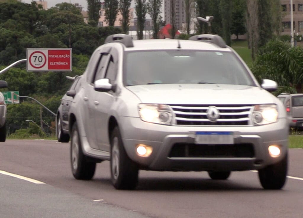 Cidade e estado podem voltar às placas de veículos; proposta avança na Câmara