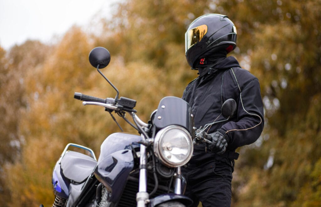 Segurança no trânsito: a importância da roupa certa ao andar de moto