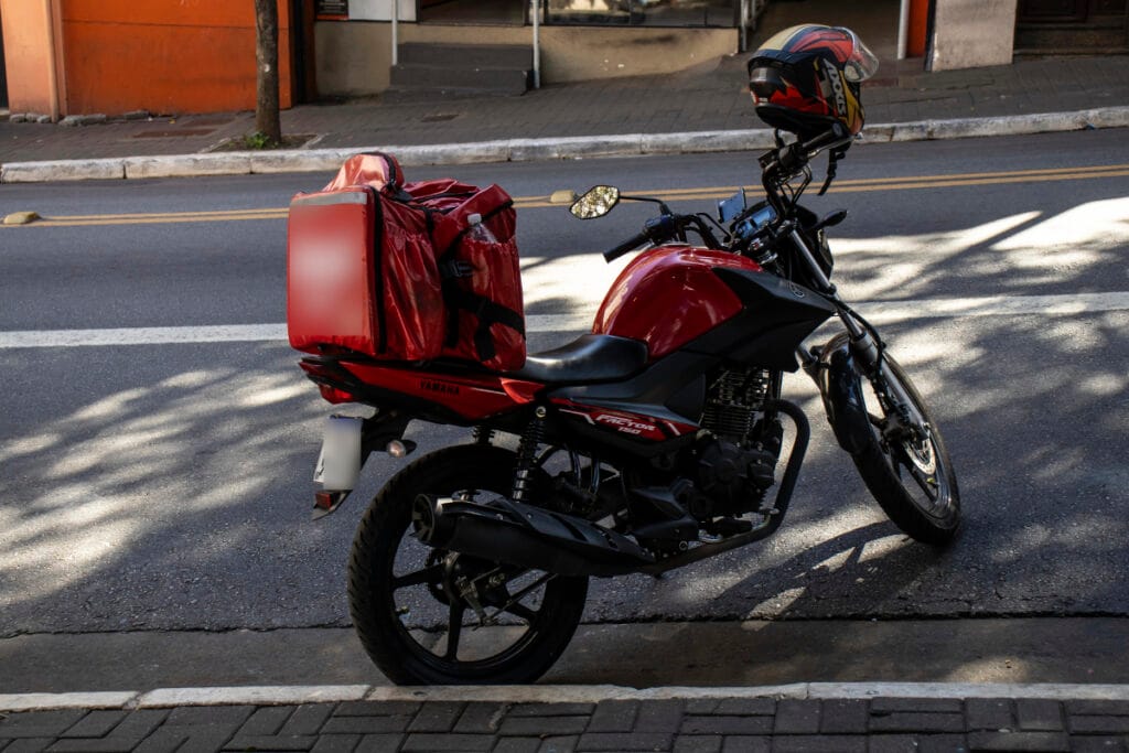 Trabalhar com moto pode ficar mais fácil: projeto quer retirar exigências