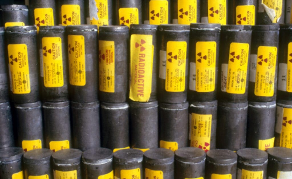 Série da Netflix reacende debate: como funciona o transporte de produtos radioativos no Brasil