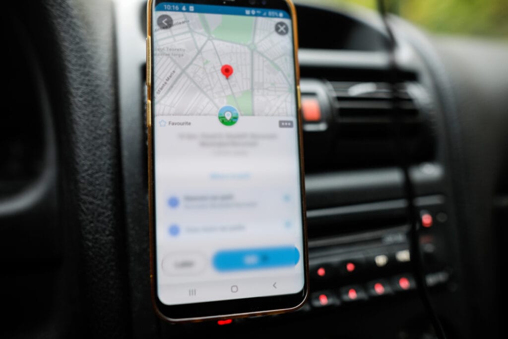 Waze aberto em blitz dá multa? O que a lei realmente permite ao motorista