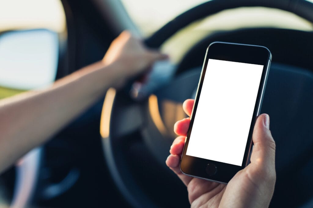 Motoristas seguem usando celular ao volante e número de multas dispara no trânsito