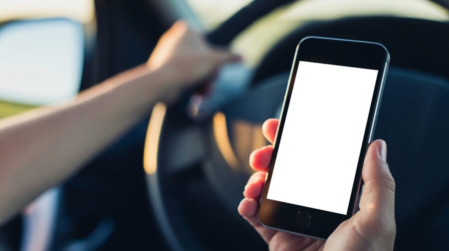 telefone celular ao volante