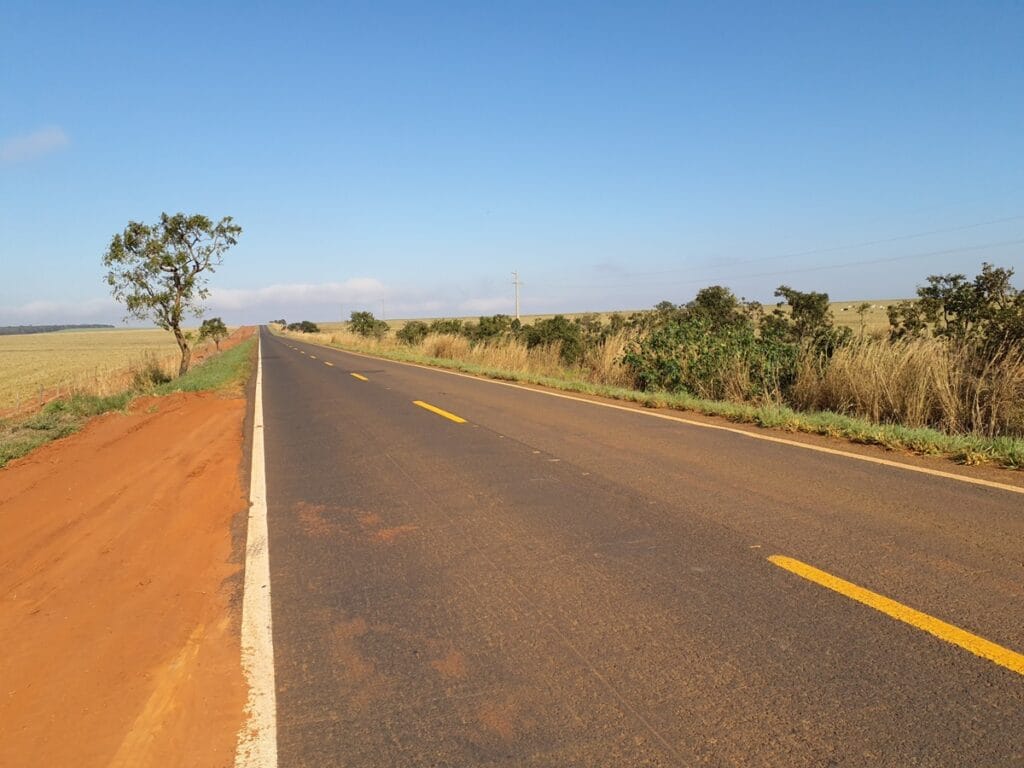 Metade das rodovias públicas brasileiras não “perdoa” erros e pode agravar acidentes, aponta CNT