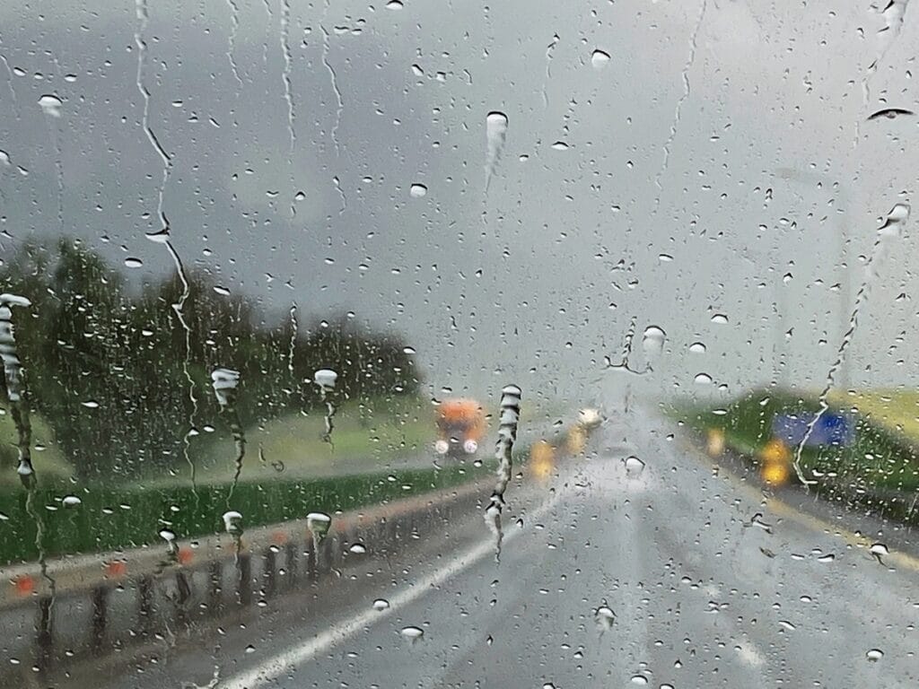Chuva forte nas rodovias: veja como dirigir com segurança e evitar acidentes