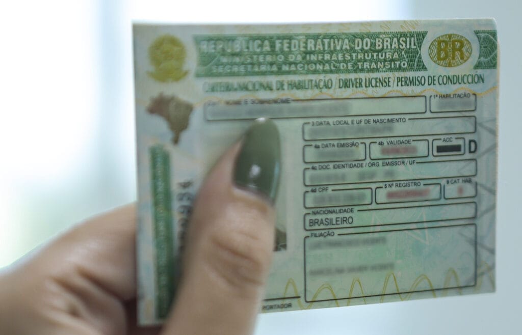 Exame toxicológico passa a ser exigido na primeira habilitação para carros e motos; entenda o que muda