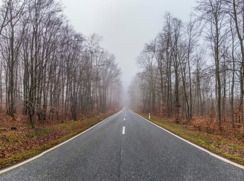 Gelo na pista pode surpreender motoristas no inverno; saiba como reduzir os riscos nas rodovias