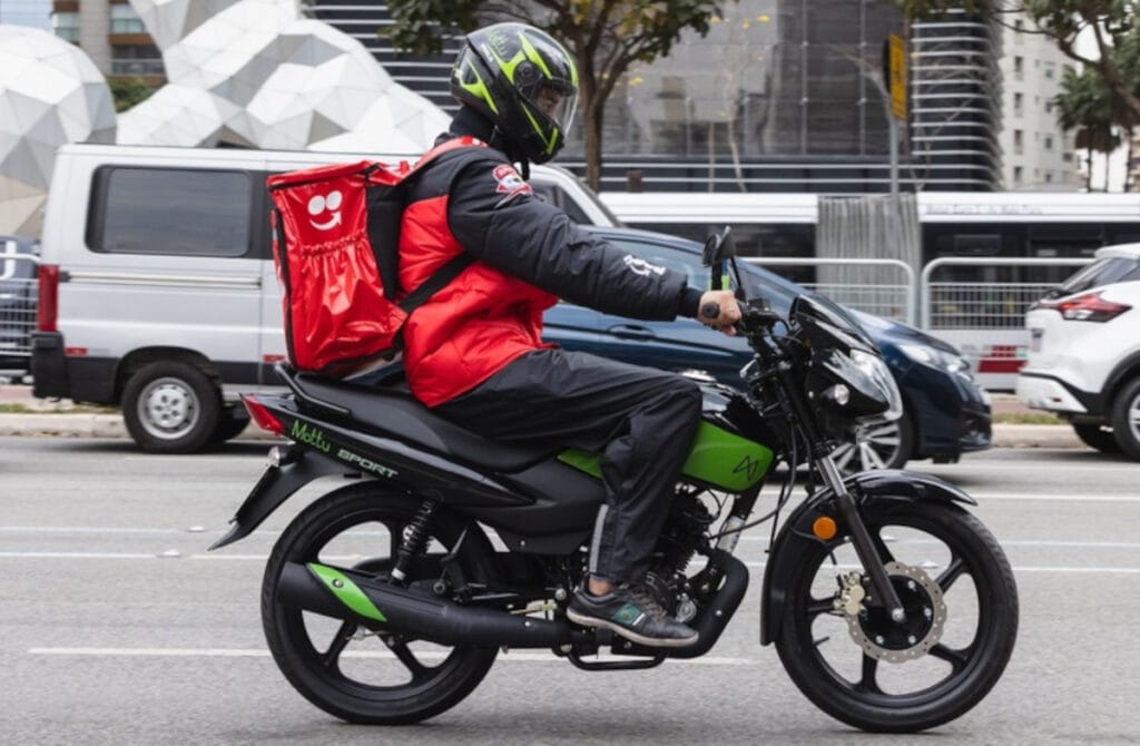 iFood vai custear até 90% da primeira CNH de moto para entregadores; veja quem pode participar