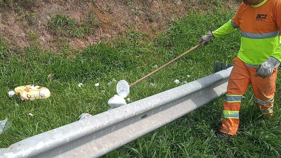 lixo pela janela