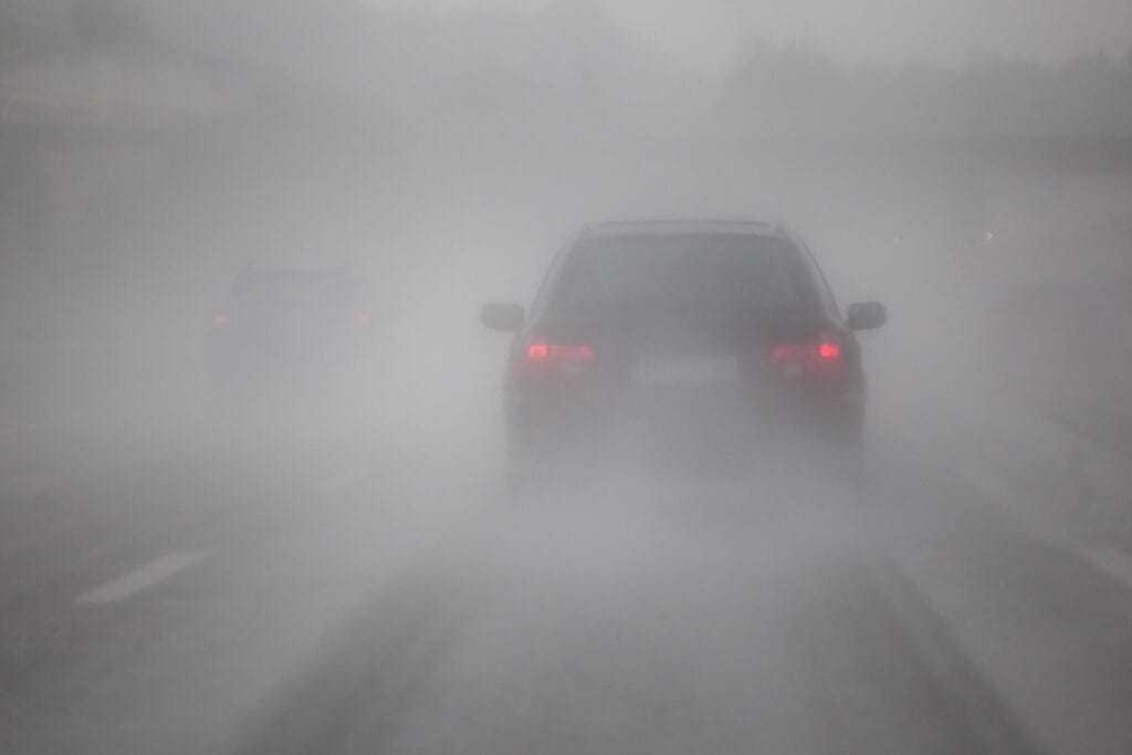 Neblina nas rodovias: veja como dirigir com segurança durante o inverno