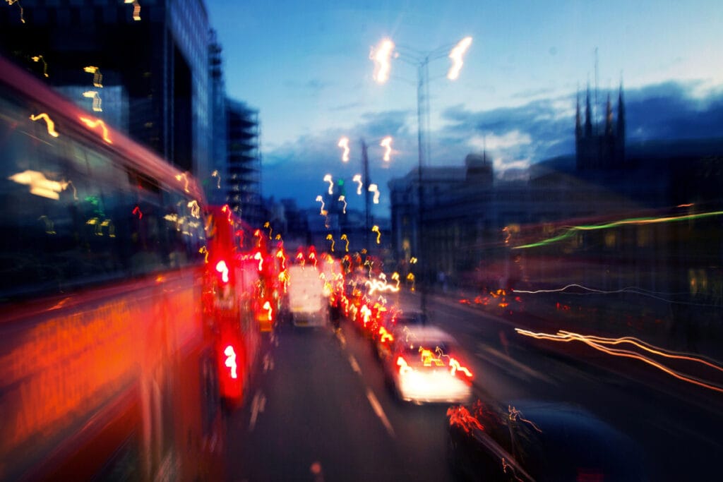 Sexta-feira é o dia da semana em que os brasileiros mais usam o carro, aponta pesquisa