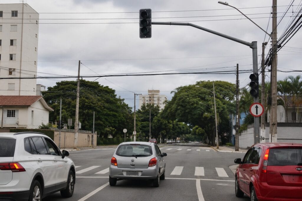 Semáforo apagado: quem tem a preferência? Erro pode causar sinistros e até gerar multas