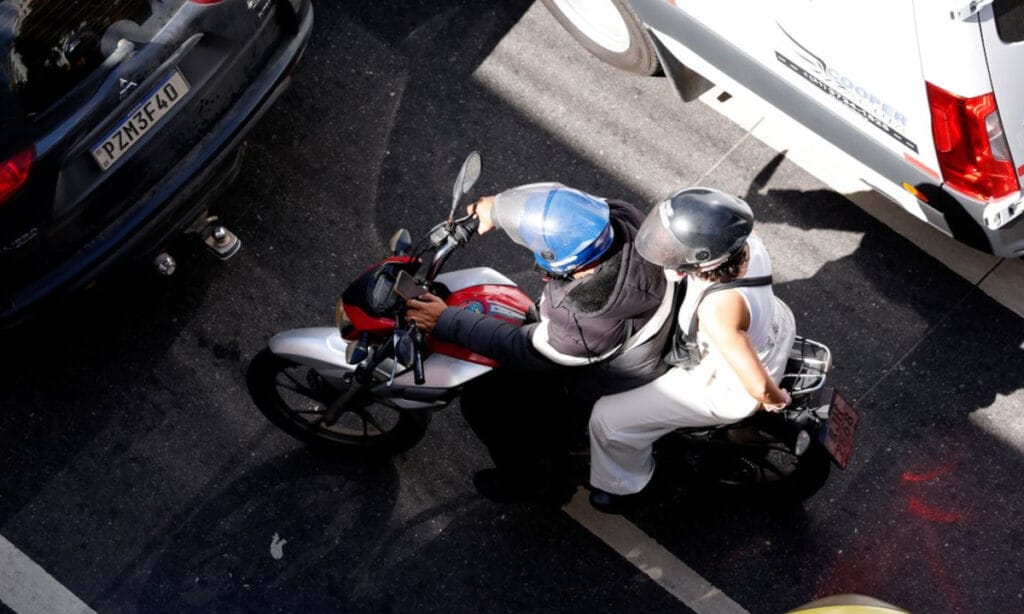 Quase metade dos impactos em acidentes de moto atinge o rosto; veja o alerta dos bombeiros