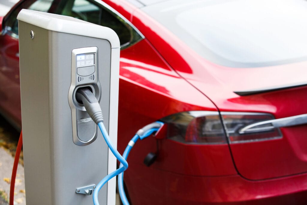 Carregar o carro elétrico todo dia estraga a bateria? Saiba quais são os mitos e verdades
