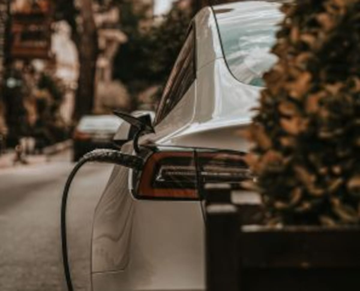 Carregamento de veículos elétricos: a importância da infraestrutura adequada para evitar sinistros