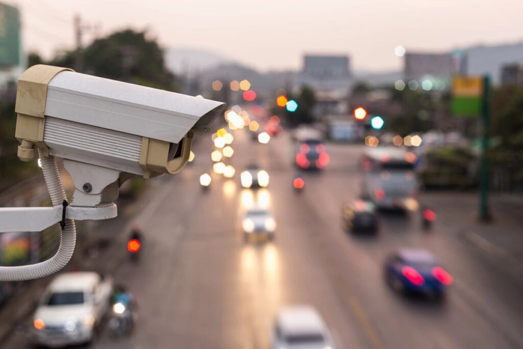 Comissão aprova projeto que obriga envio de foto da infração na notificação de multa de trânsito