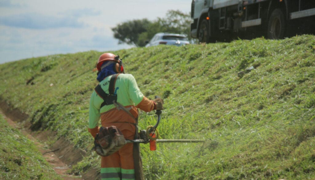 Fumaça na pista pode ser tão perigosa quanto a chuva; saiba como agir ao encontrar uma queimada