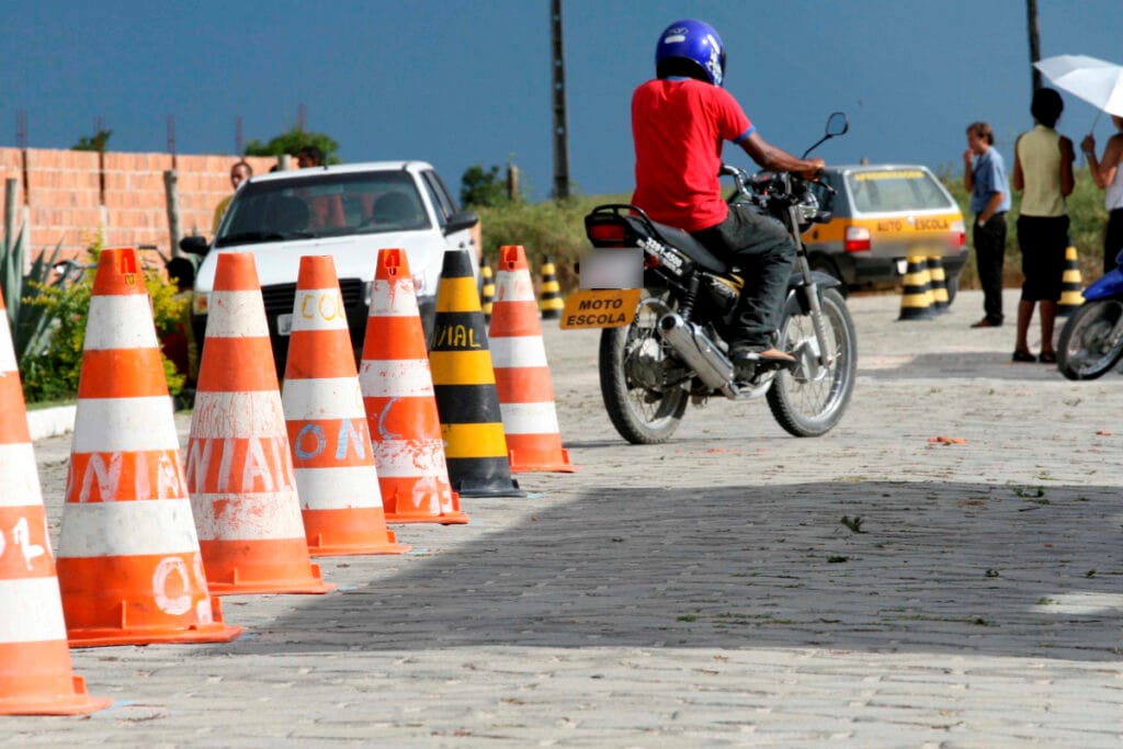 Nova prova da CNH de moto começa a valer em SP; entenda as mudanças