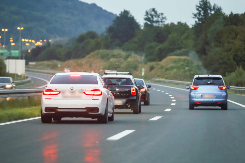 Está no limite de velocidade? Mesmo assim você pode ser multado por não dar passagem na faixa da esquerda