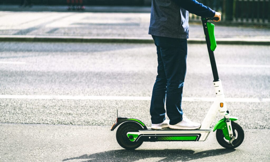 patinete elétrico calçada