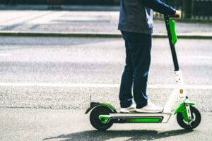 patinete elétrico calçada