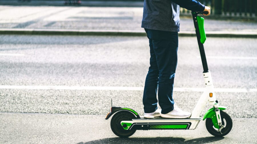 patinete elétrico calçada