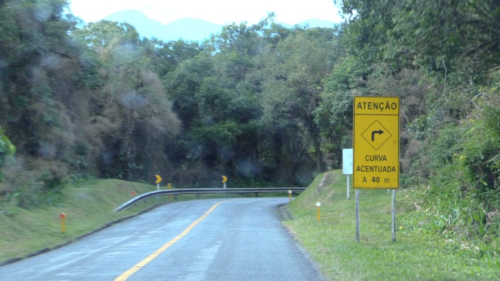 Você sabe ler as placas das rodovias? Erros podem comprometer sua viagem