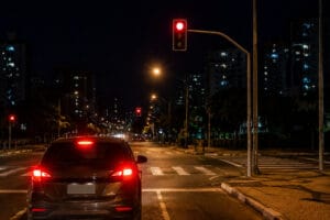 sinal vermelho de madrugada