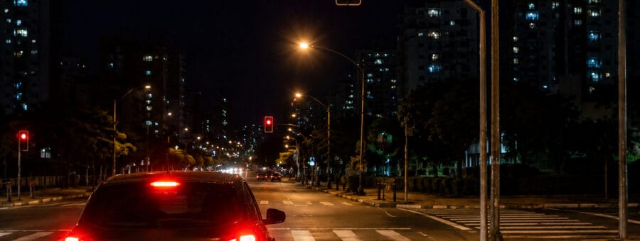 sinal vermelho de madrugada