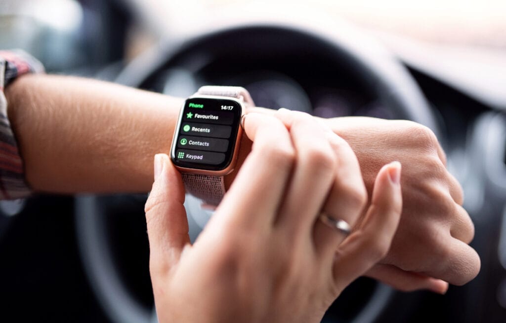 Smartwatch ao volante: o que a legislação brasileira permite e proíbe