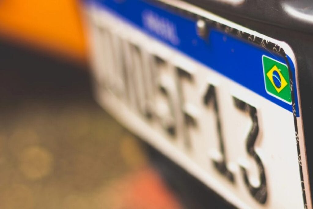 Placas de motos podem voltar a ter lacre físico de segurança