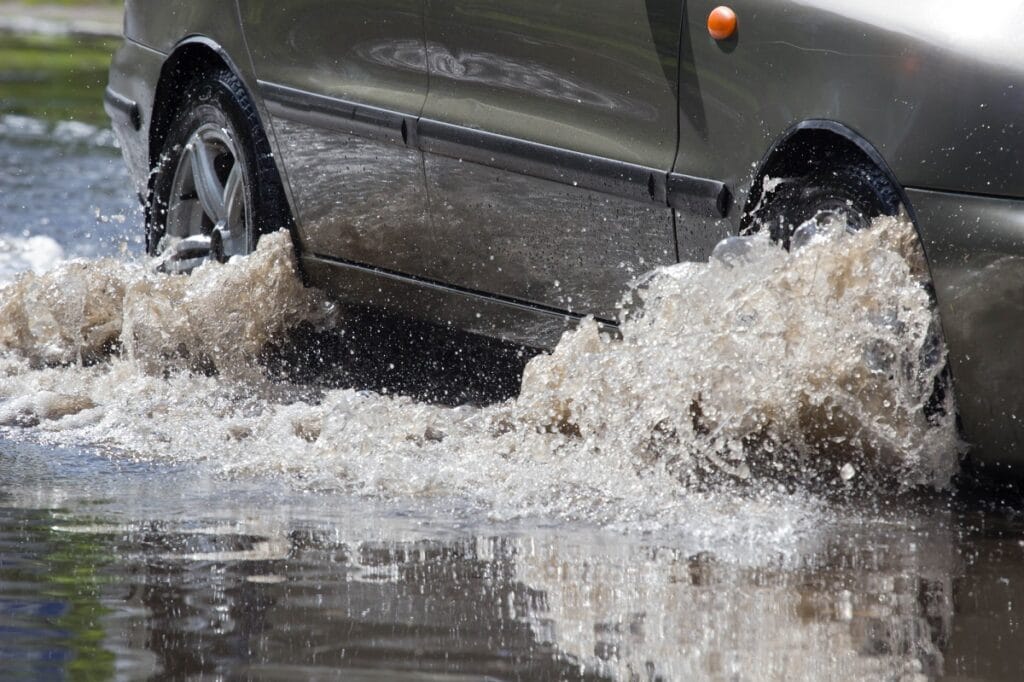 Chuva forte, granizo e ventos colocam motoristas em alerta; veja como dirigir com segurança