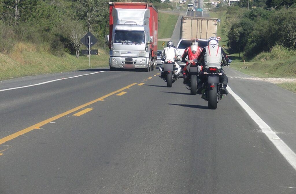 Mortes de motociclistas crescem 38% em cinco anos no Brasil; especialista analisa as causas